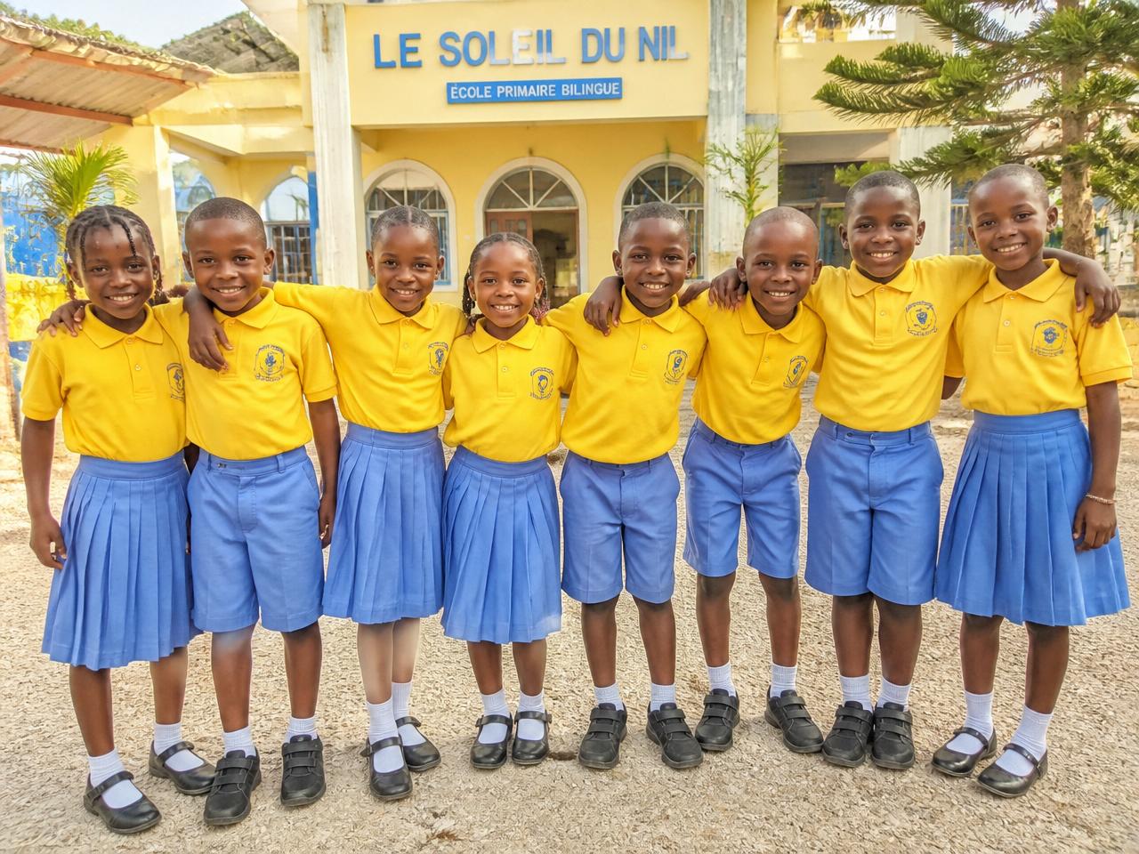 Élèves du primaire du Groupe Scolaire Bilingue Soleil du Nil en tenue officielle jaune et bleue