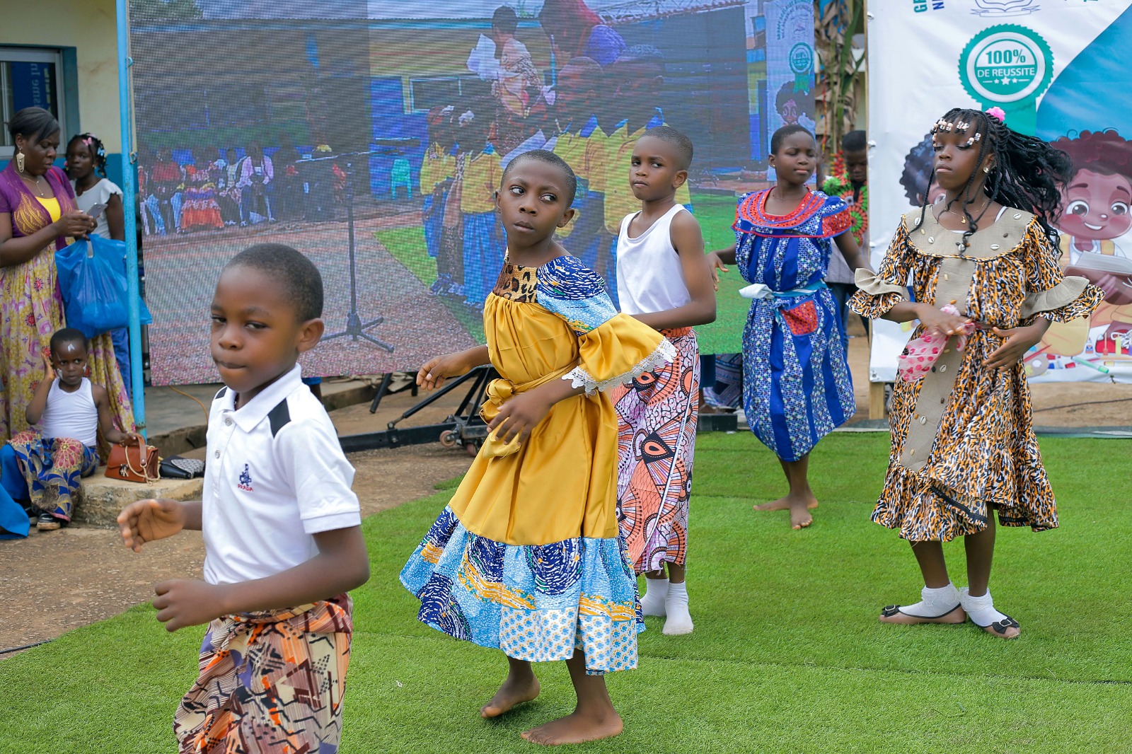 Danse traditionnelle en tenues culturelles