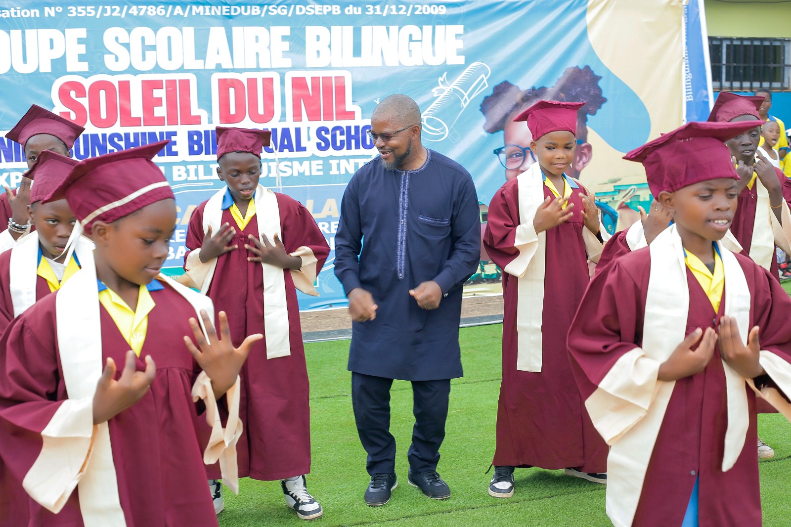Le Promoteur danse avec les diplômés